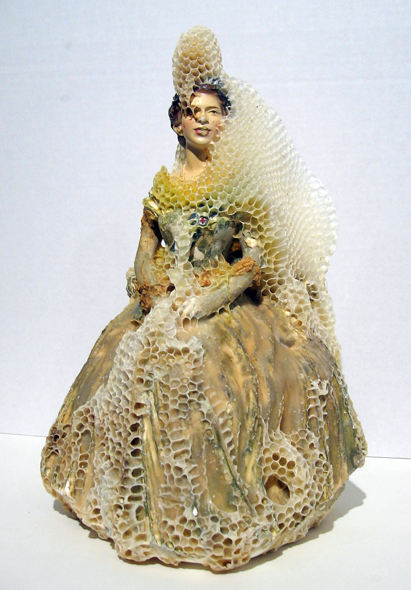 Illustration for article titled Artist makes gorgeous sculptures in collaboration with bees